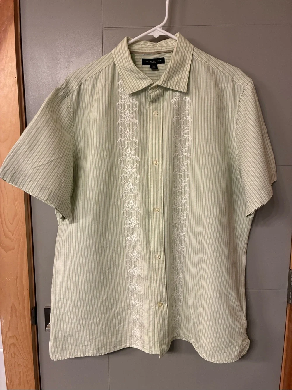 Banana Republic Light Green Short-Sleeve Embroidered Button-Down Shirt
